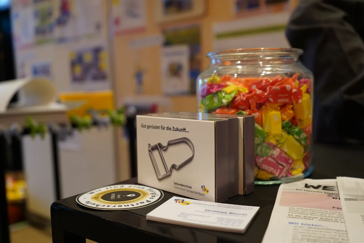 An der Messe in der Hall treffen Schulen und Lehrpersonal aufeinander.